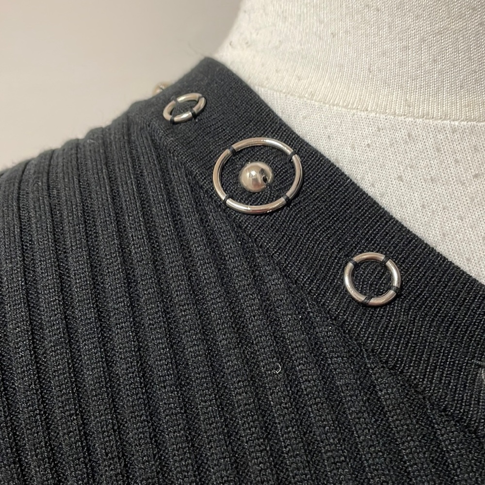 R.Q.T petite black short sleeved v neck sweater - Picture 3 of 5